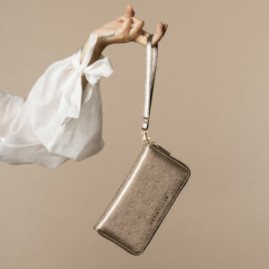 Skórzany lakierowany portfel damski z paseczkiem na nadgarstek w kolorze szarym