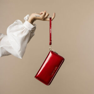 Skórzany lakierowany portfel damski z paseczkiem na nadgarstek w kolorze intensywnej czerwieni