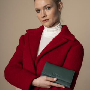 Duży, zielony portfel damski z matowej skóry naturalnej w czerwonej stylizacji - Pojemny portfel damski Betlewski® zapinany na zatrzask 