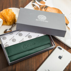 Duży, zielony portfel damski z matowej skóry naturalnej w oryginalnym pudełku- Pojemny portfel damski Betlewski® zapinany na zatrzask 