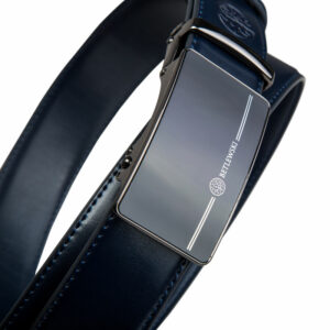 Klamra automatycznego paska z bliska, z widocznym logo marki Betlewski - Skórzany pasek męski automatyczny Betlewski®