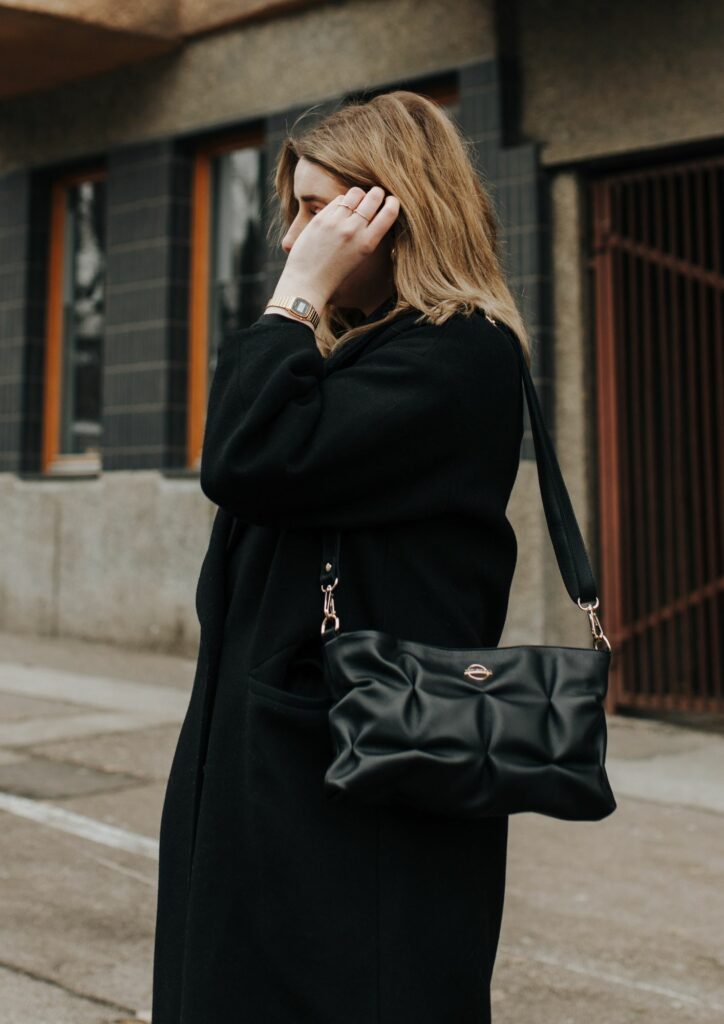 dodatki na jesień 2023 czarna torebka do czarnego płaszcza