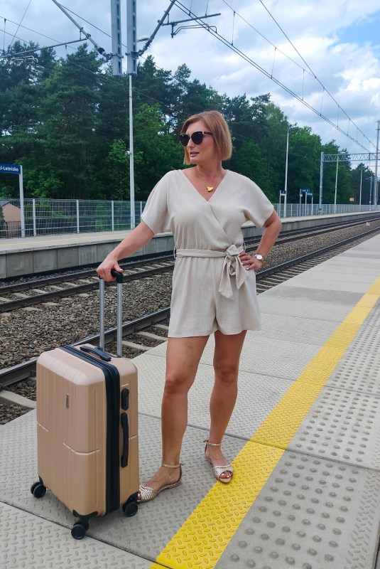 Średnia walizka nova poszerzana