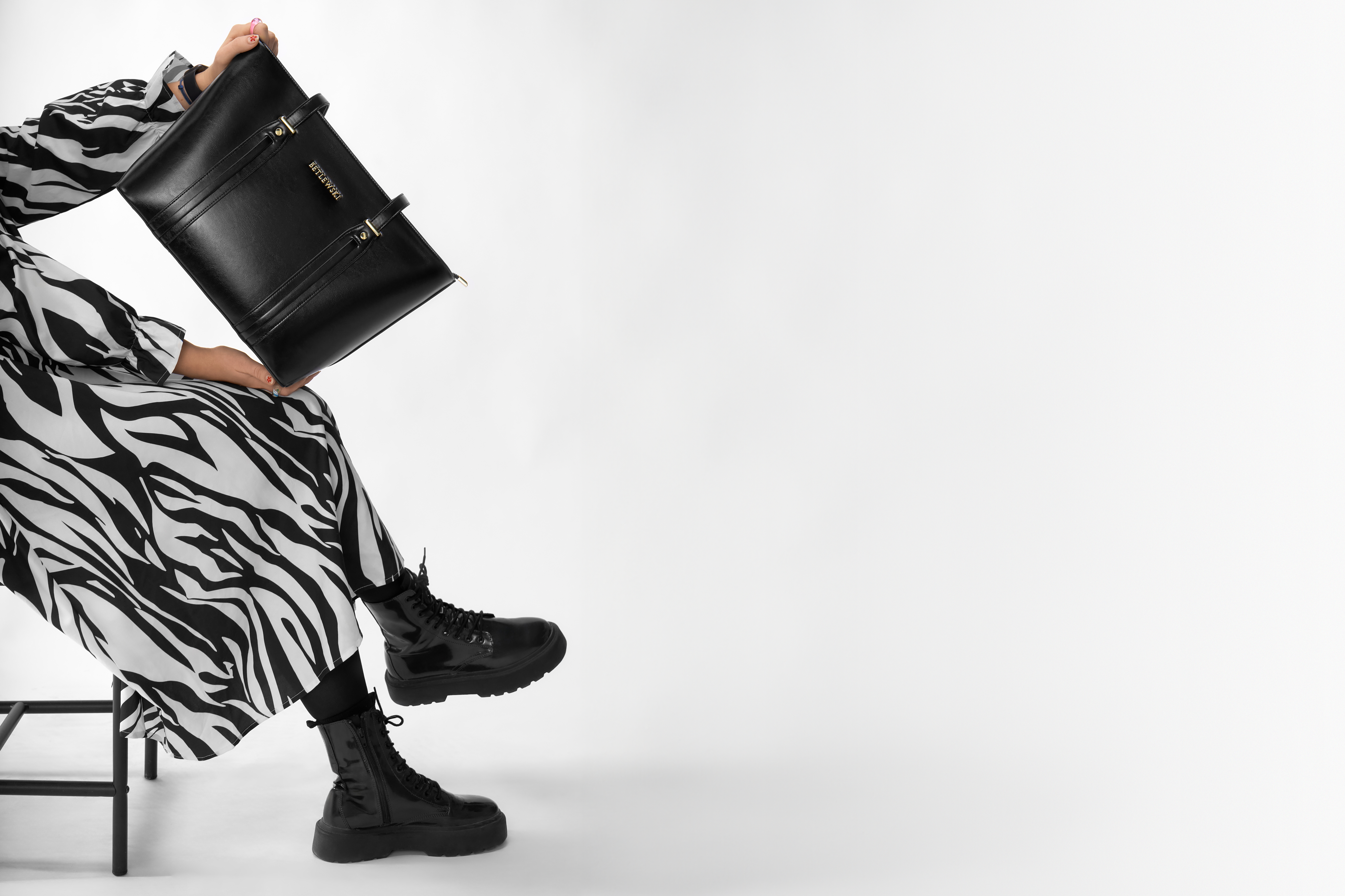 btf 10 czarny m4 torebka skorzana na wiosne 2024