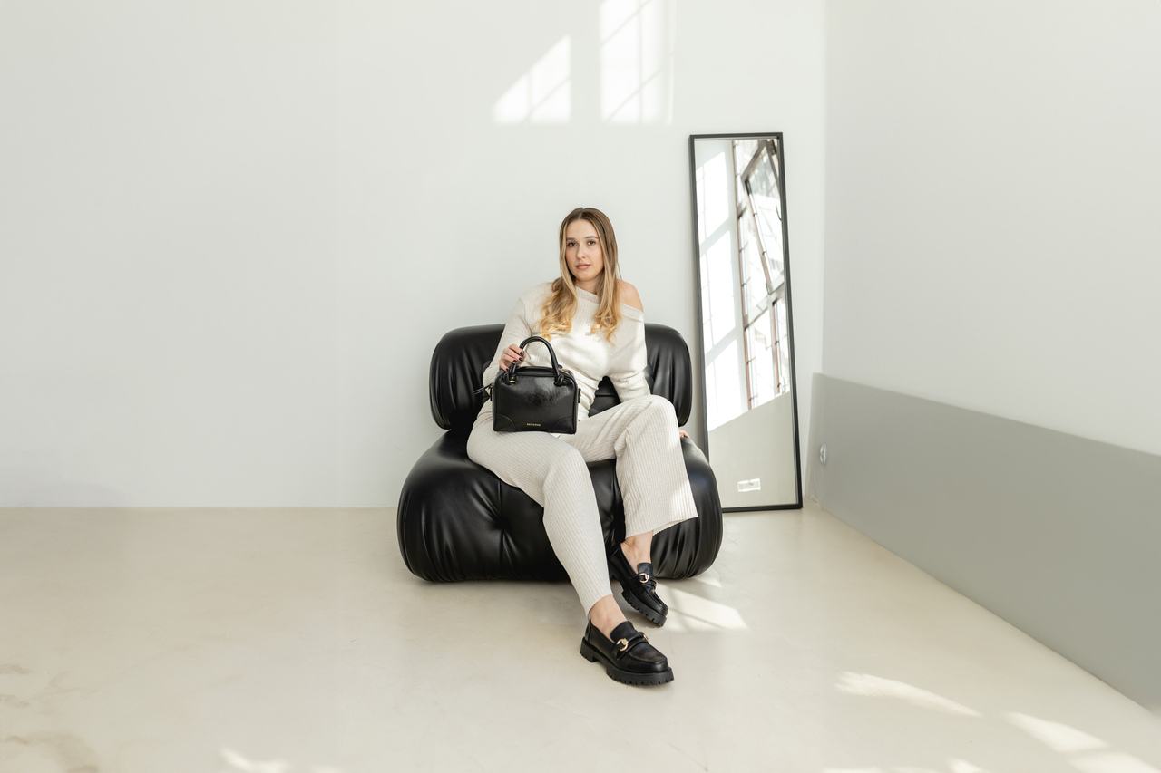 sposoby noszenia damskiej torebki