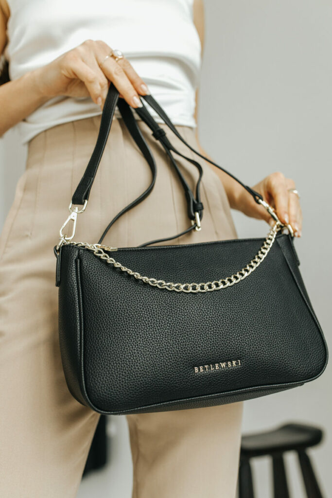 nieduża torebka na ramię reese