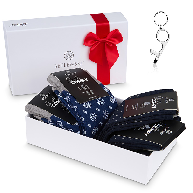 zestaw upominkowy ze skarpetkami i brelokiem